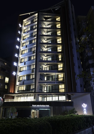 Fachada de la propiedad por la tarde o noche