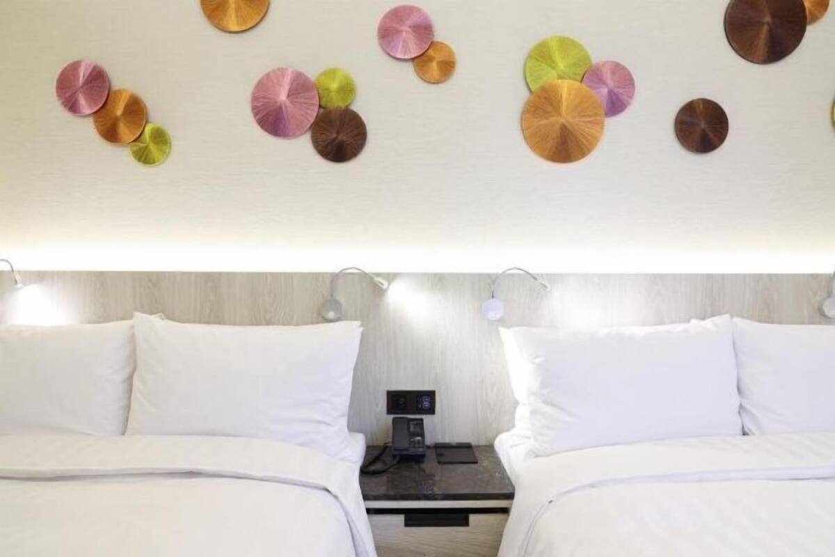 Edredons de pluma, cofres nos quartos, cortinas blackout