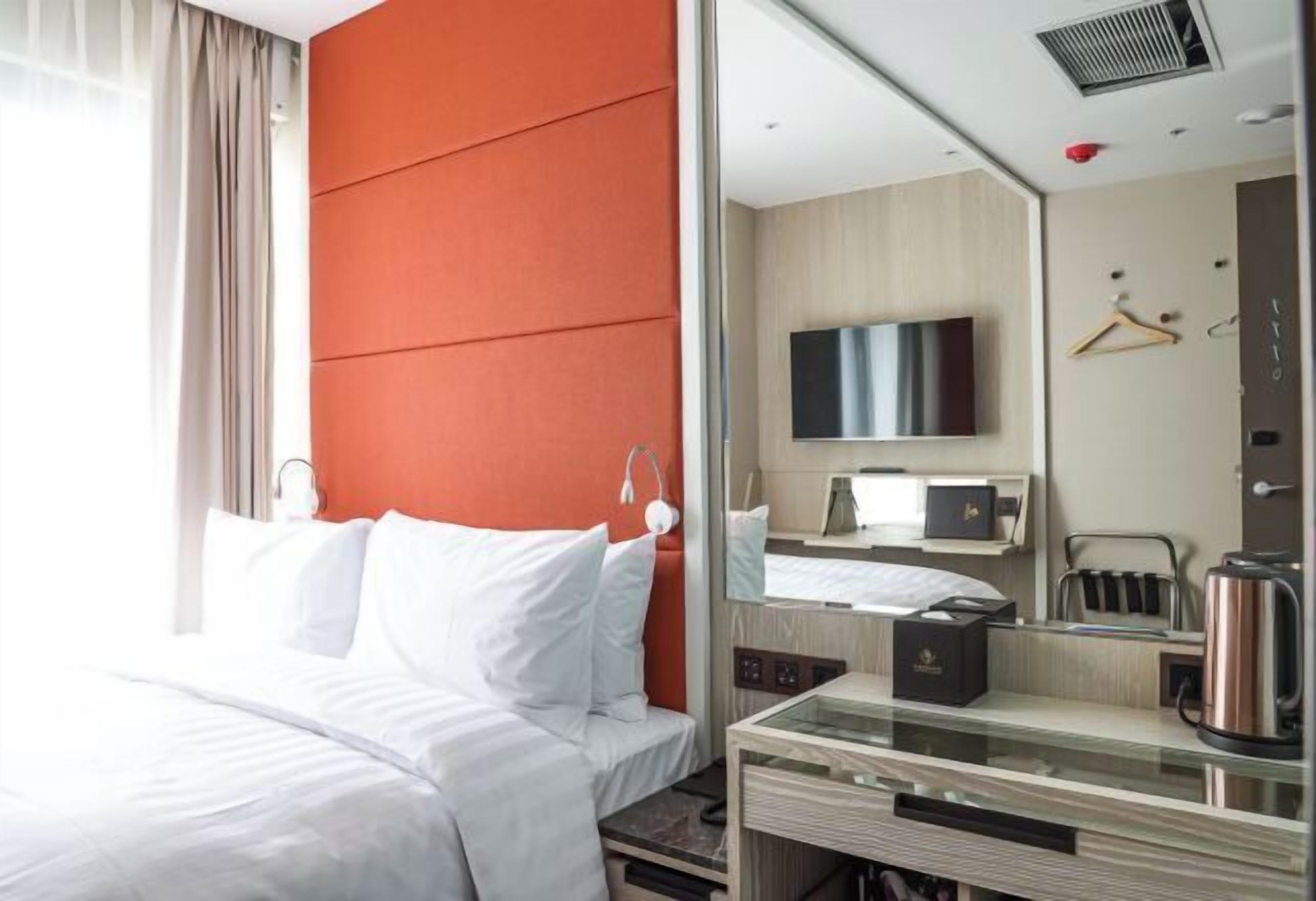 Down comforters, in-room safe, blackout drapes, soundproofing