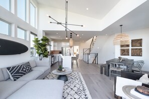 Smart TV - Coastal Luxury, Ocean & Harbor Views, Dog-friendly, A/C & Rooftop Deck & Firepit (Newport Beach)