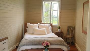 1 sovrum, strykjärn/strykbräda och sängkläder