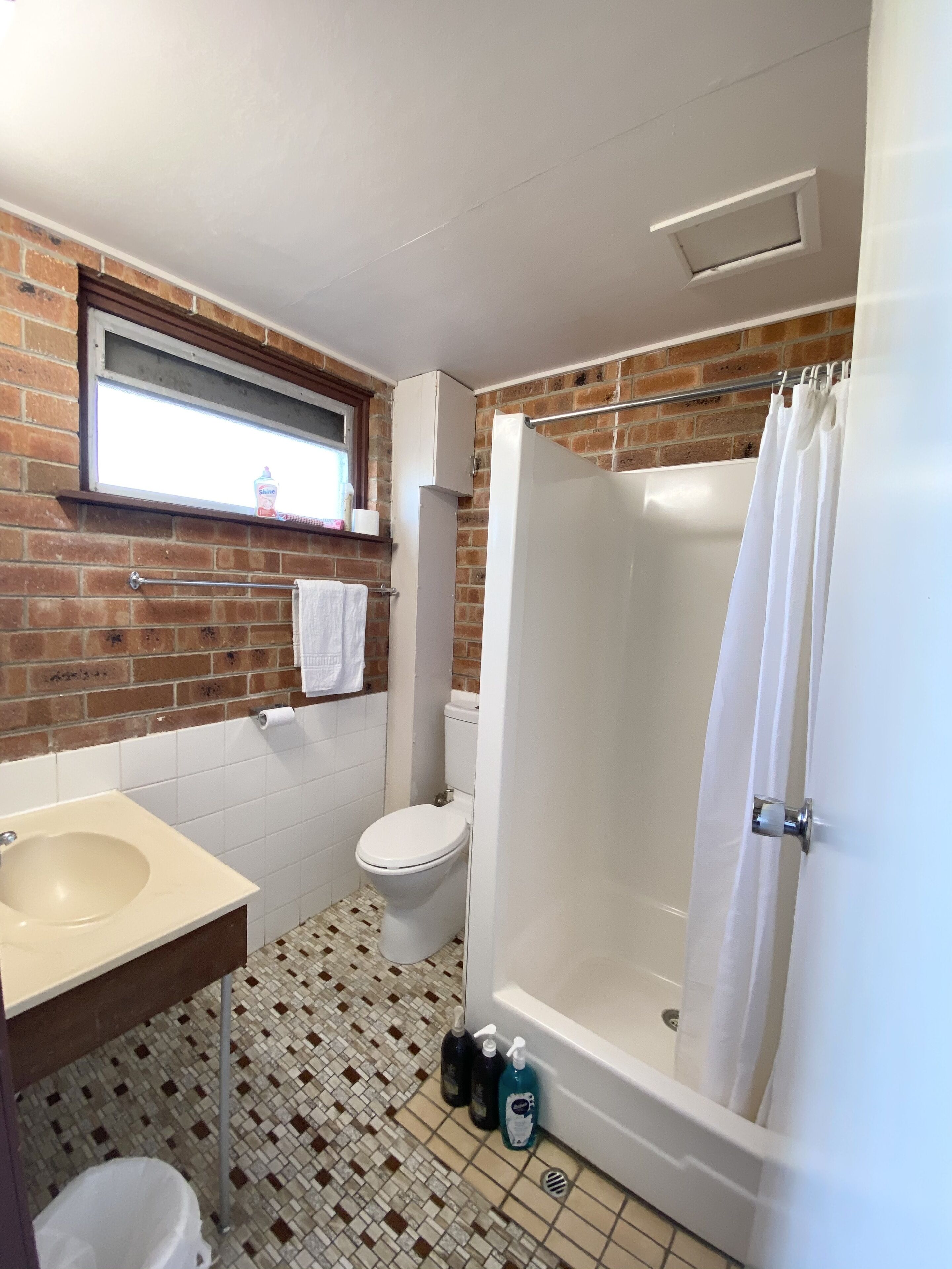 تجهيزات دش، دُش غزير، مستلزمات مجانية للعناية الشخصية، مجففات شعر