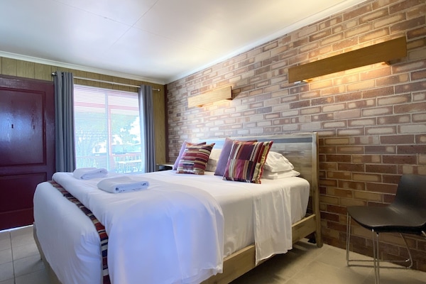 King Bed 2 People Room | Blackout drapes, iron/ironing board, free WiFi, bed sheets