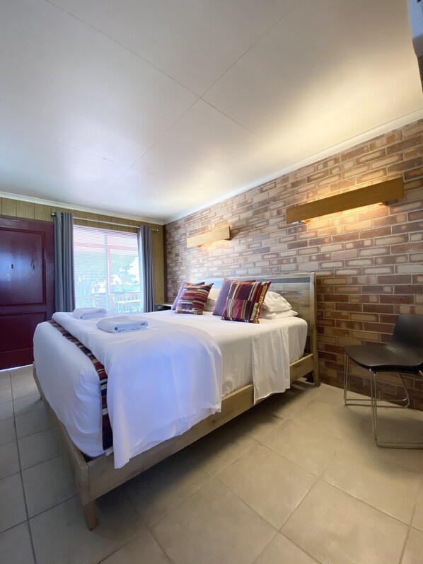 King Bed 2 People Room | Blackout drapes, iron/ironing board, free WiFi, bed sheets