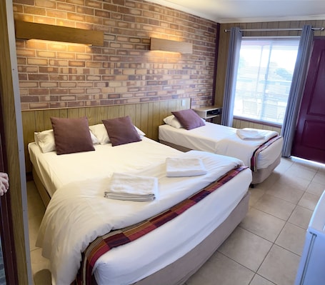 Cortinas blackout, tabla de planchar con plancha y wifi gratis