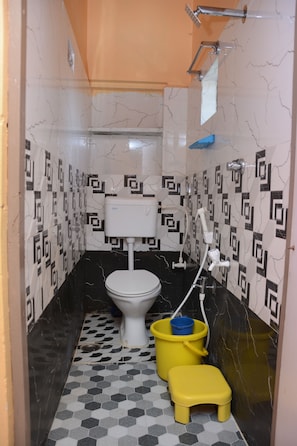 Habitación doble Deluxe | Baño | Regadera y amenidades de baño gratuitas