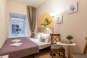 Kamer, 1 tweepersoonsbed, privébadkamer | Individueel gedecoreerd, een strijkplank/strijkijzer, gratis wifi