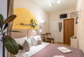 Rom, 1 dobbeltseng, privat bad | Individuelt dekorert, strykejern/-brett og wi-fi (inkludert)