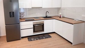 شقة (Two Bedroom Apartment with Terrace(A1) | مطبخ خاص | ثلاجة، كرسي للأطفال