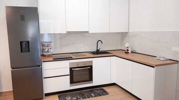 Apartamento (Two Bedroom Apartment with Terrace(A1) | Cocina privada | Frigorífico y trona infantil