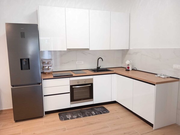 アパートメント (Two Bedroom Apartment with Terrace(A1) | 専用キッチン | 冷蔵庫、ハイチェア