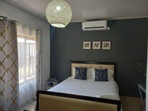 1 habitación, escritorio, tabla de planchar con plancha y wifi 