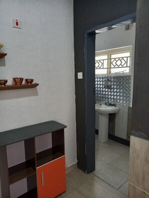 Tina con regadera, toallas, jabón, papel de baño 