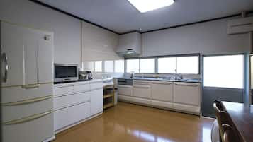 House, Non Smoking | Private kitchenette | Fridge, microwave, stovetop, electric kettle