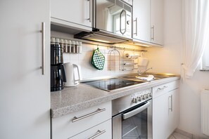 Kühlschrank, Mikrowelle, Ofen, Geschirrspüler