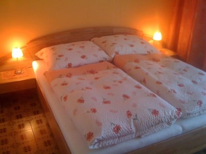 Habitación doble | Escritorio y ropa de cama