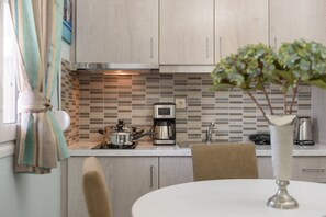 Kühlschrank, Wasserkocher mit Kaffee-/Teezubehör, Toaster