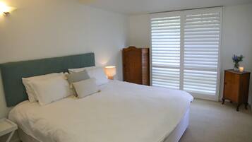 3 bedrooms, iron/ironing board, bed sheets