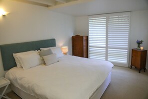 3 dormitorios, tabla de planchar con plancha, ropa de cama