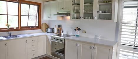 Kühlschrank, Mikrowelle, Ofen, Wasserkocher mit Kaffee-/Teezubehör