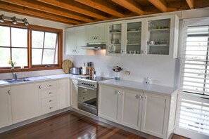 Frigorífico, microondas, horno y cafetera o tetera