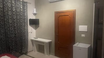 1 camera, una scrivania, Wi-Fi, lenzuola