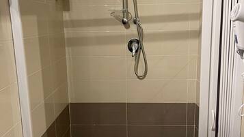 Douche, sèche-cheveux, bidet, serviettes fournies