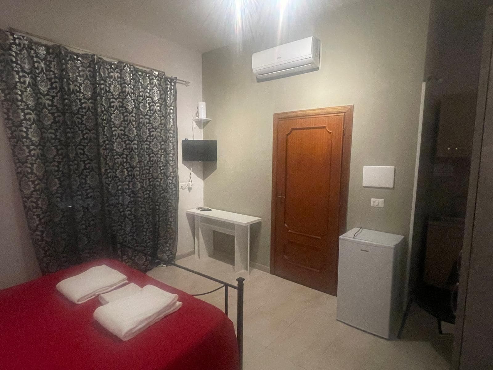 1 bedroom, desk, WiFi, bed sheets