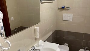 A modern bathroom with a sink, toilet, bidet, and a mirror. - STATION'S ROOM (AVELLINO)