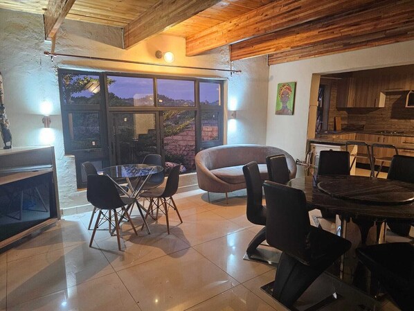 Televisión, reproductor de DVD y libros 