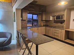 Fridge, cookware/dishes/utensils