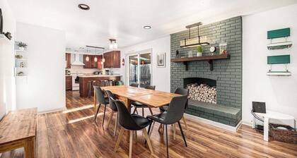 6BR Hideaway | Hot Tub | Projector | Firepit