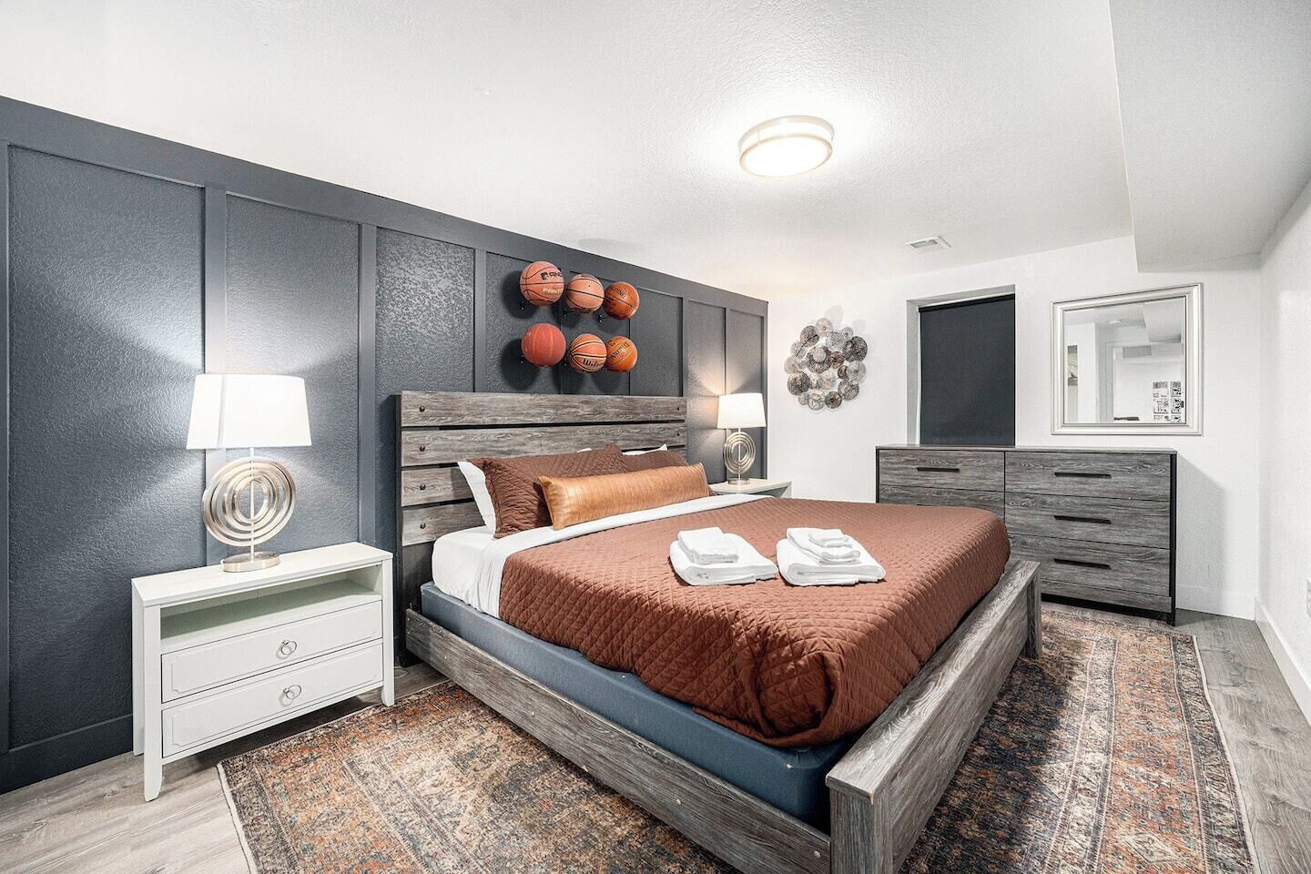 6 quartos, cortinas blackout, ferros/tábuas de passar roupa