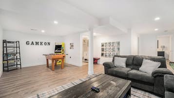 Smart TV, chimenea, futbolito y libros