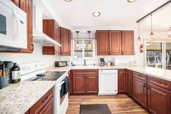 Refrigerador, microondas, horno, placa de cocina