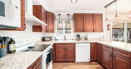 6BR Hideaway | Hot Tub | Projector | Game Room