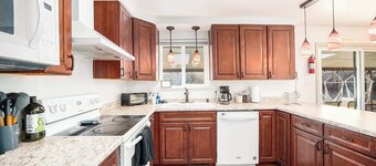 6BR Hideaway | Hot Tub | Projector | Game Room