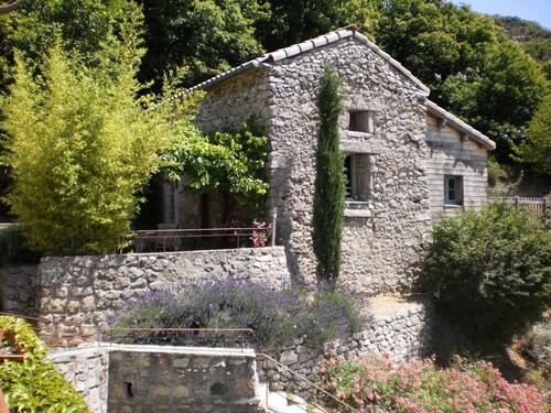 Gite 5 personnes dans un mas en pierre,piscine,  propriété 10Ha, vue panoramique