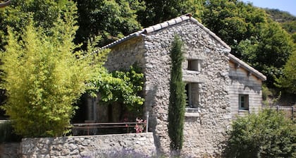 Gite 5 personnes dans un mas en pierre,piscine, propriété 10Ha, vue panoramique