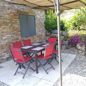 Outdoor dining - Gite 5 persons in a stone mas, swimming pool, property 10Ha, panoramic view (Rocles)