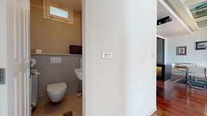 Apartment | Badezimmer | Haartrockner, Bidet, Seife, Shampoo
