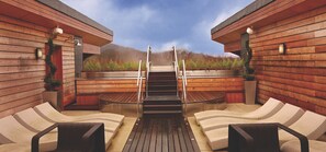 Outdoor spa tub - Luxury Loch Lomond Lodge (Alexandria)