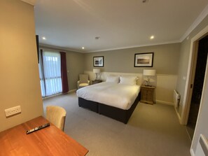 3 bedrooms, laptop workspace, blackout drapes, iron/ironing board - Luxury Loch Lomond Lodge (Alexandria)