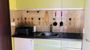 Private kitchen - Apartment Close to Arcachon Center - Beach 200m, Shops 500m (Arcachon)