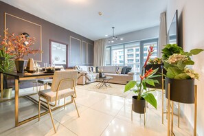 TV - Radiant Urban Retreat with Iconic Burj Khalifa Vws (Dubai)