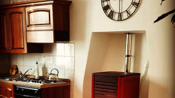 Køleskab, ovn, kogeplade, kaffe-/temaskine