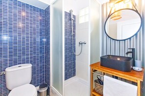 Secador de pelo, toallas y papel higiénico