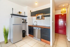 Fridge, microwave, stovetop, dishwasher