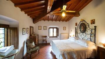 3 Schlafzimmer, Schreibtisch, Bügeleisen/Bügelbrett, Reisekinderbett