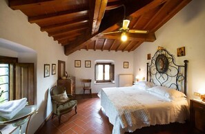 3 Schlafzimmer, Schreibtisch, Bügeleisen/Bügelbrett, Reisekinderbett